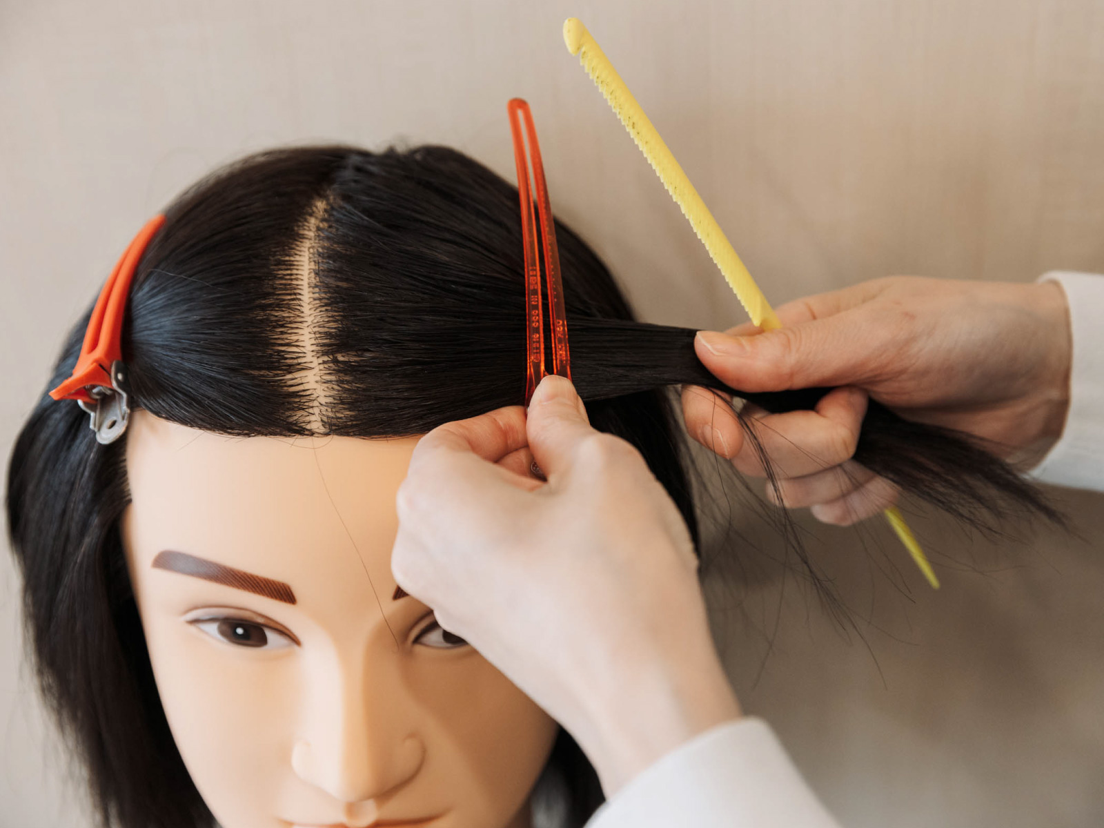 左右に分けた髪を、ヘアクリップで留める