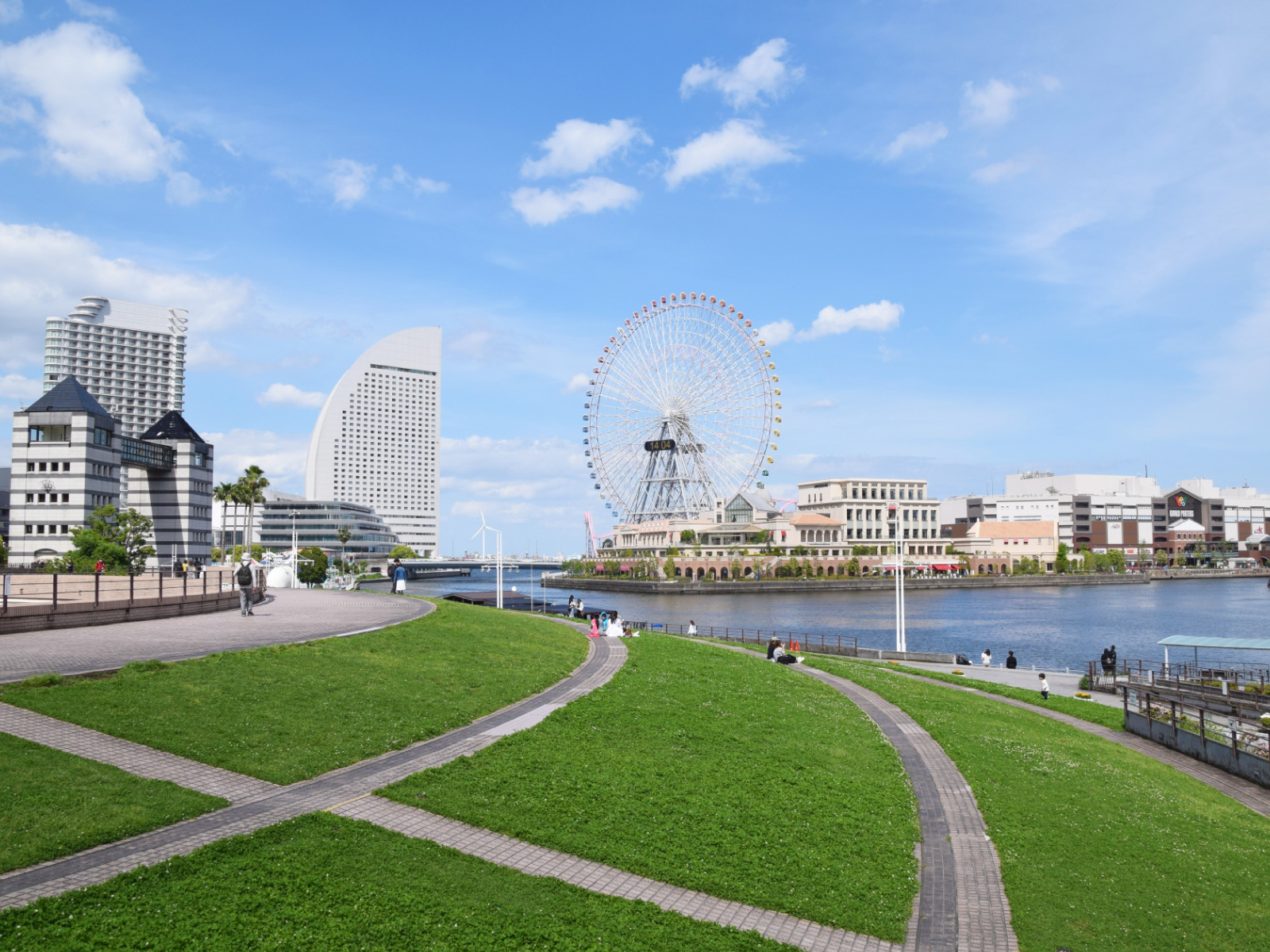 開放的な「芝生広場」でのんびりピクニック♪