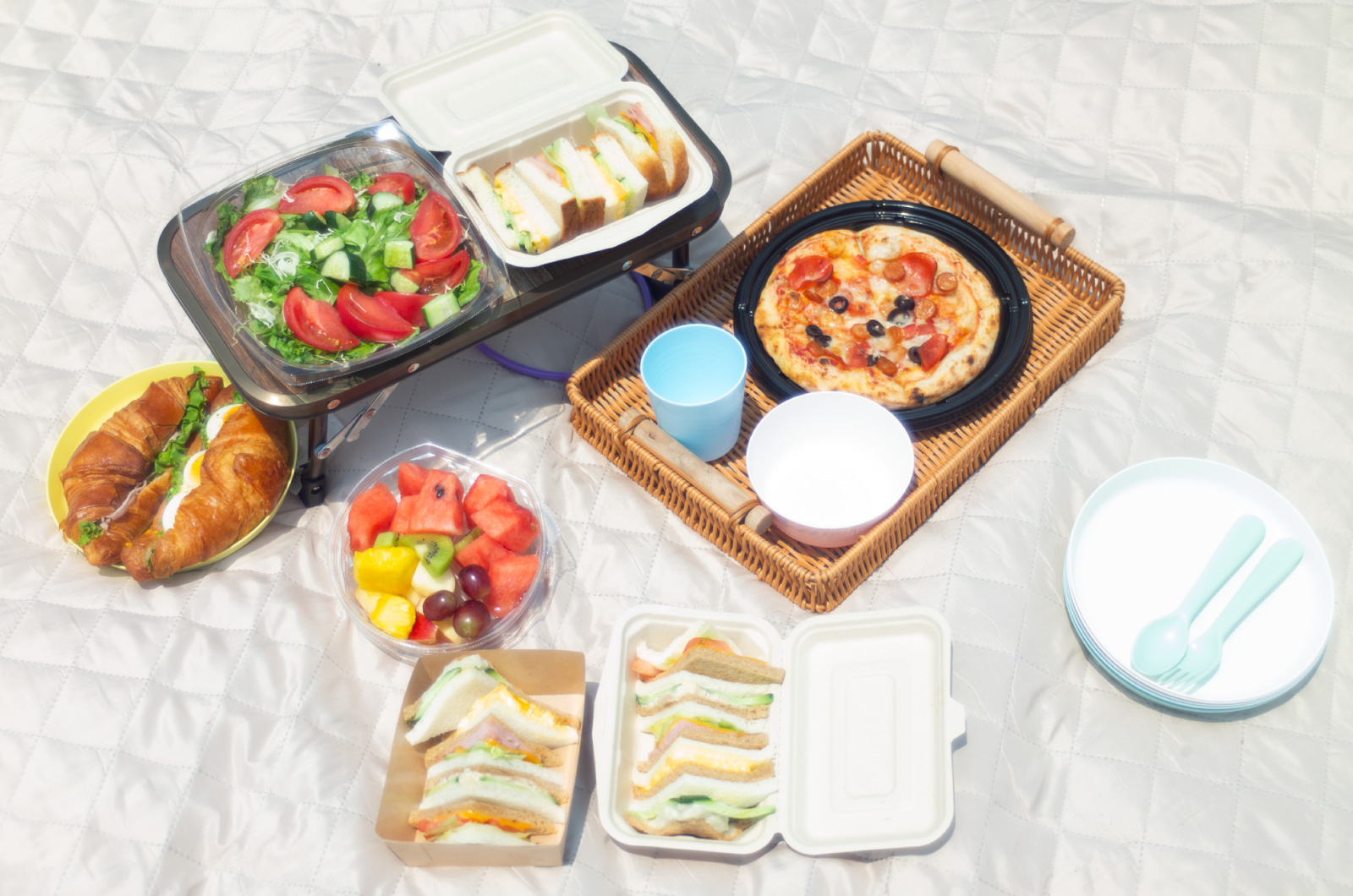 買ってきたお弁当を広げて、ピクニック気分を満喫
