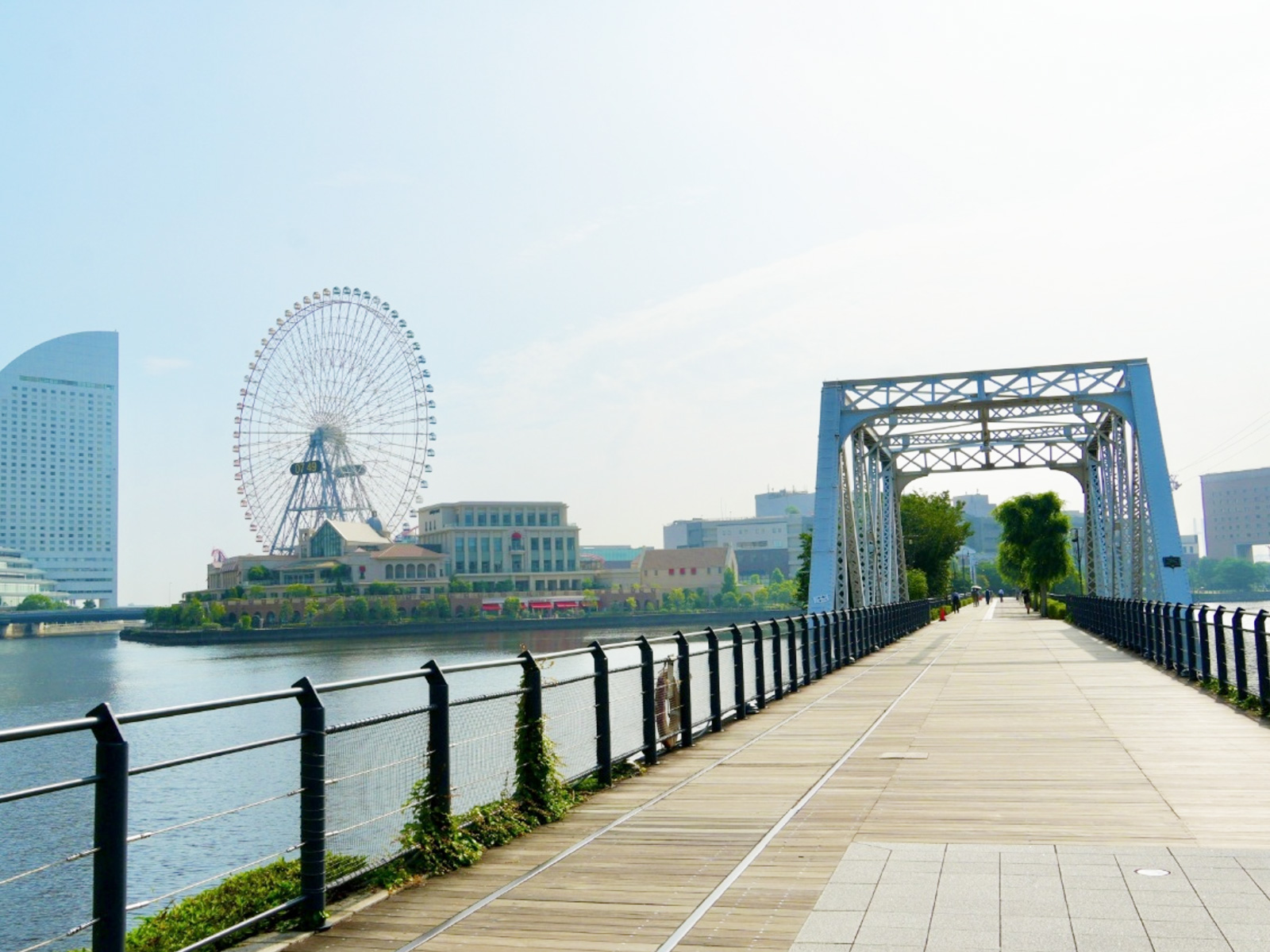 気持ちの良い海風を感じながらお散歩できる汽車道