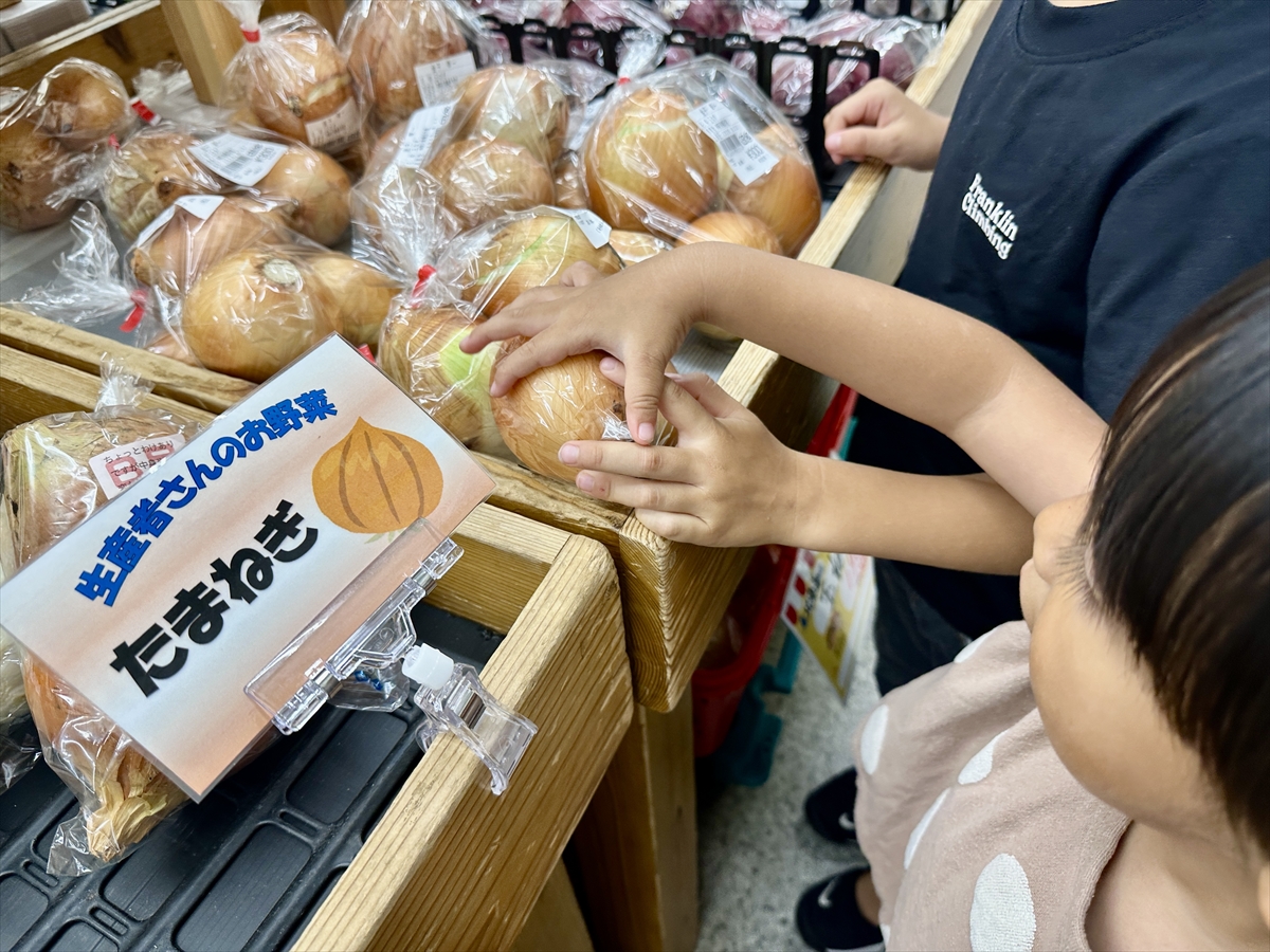 こども達自身が手に取って買ってきました。